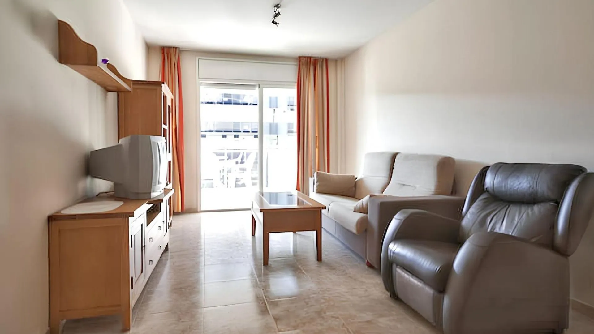 Cosy Apartment Near Platja De La Pineda With Shared Pool